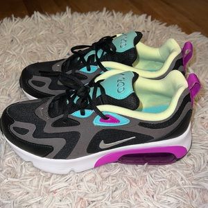 I am selling these adorable kids /women’s air max 200s